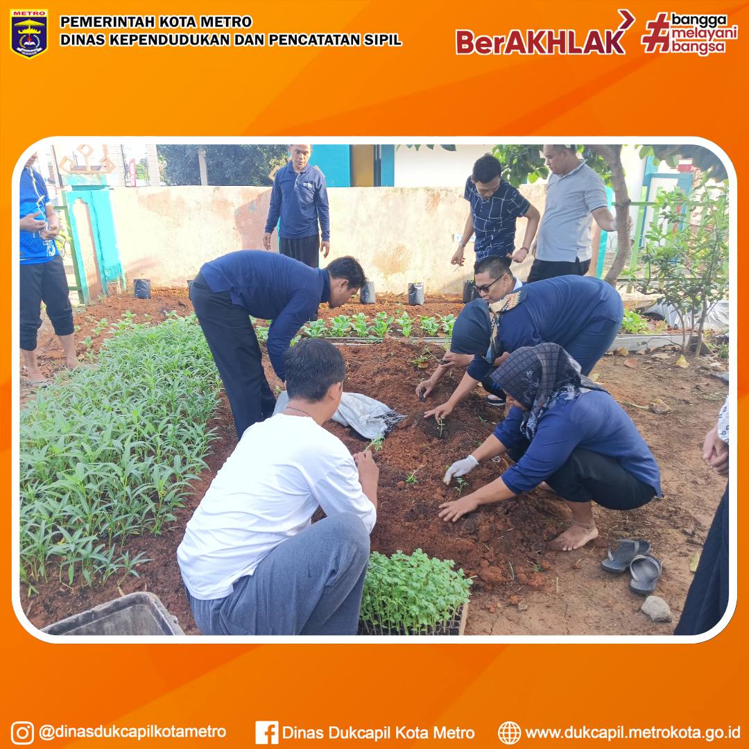 Jumat Bersih dan Urban Farm di Disdukcapil Kota Metro