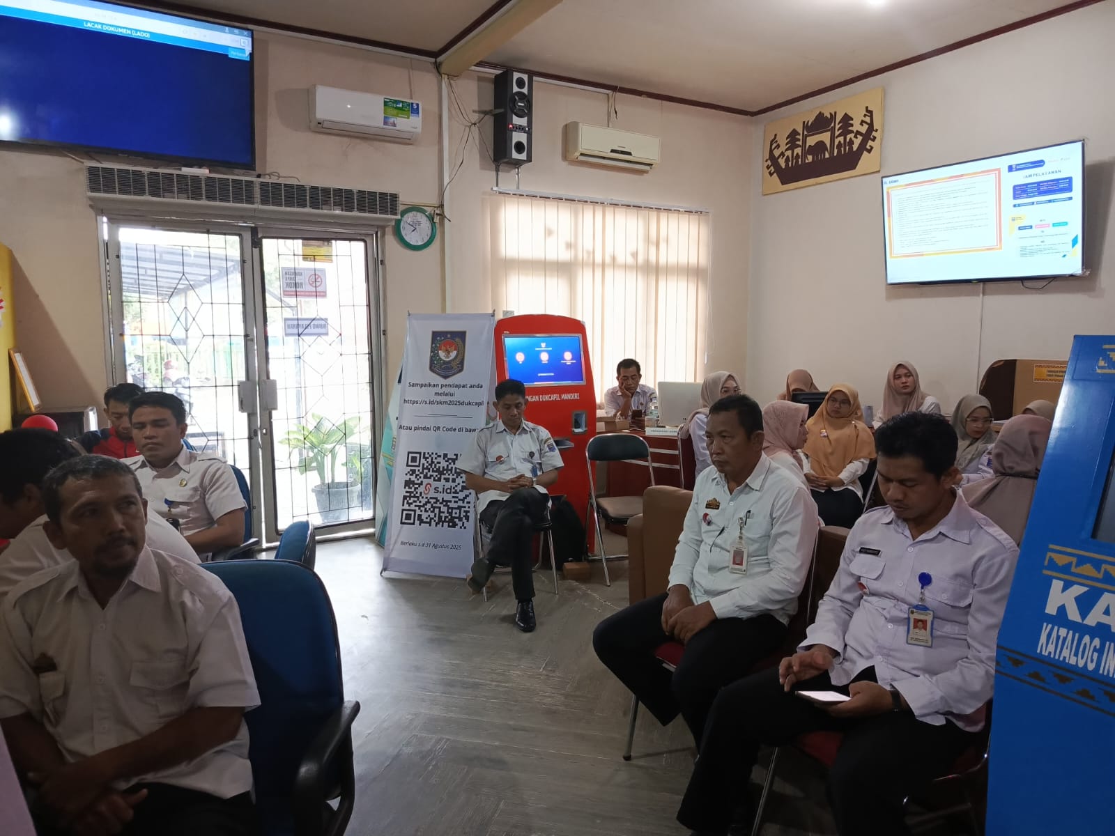 Briefing Mingguan dan koordinasi Pegawai Disdukcapil Kota Metro
