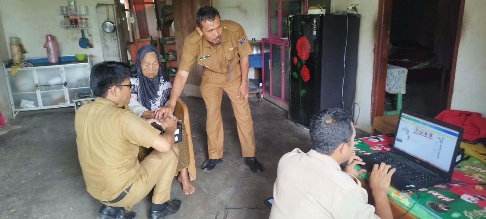 Menjangkau yang Membutuhkan, Disdukcapil Metro Hadir untuk Lansia Yosomulyo