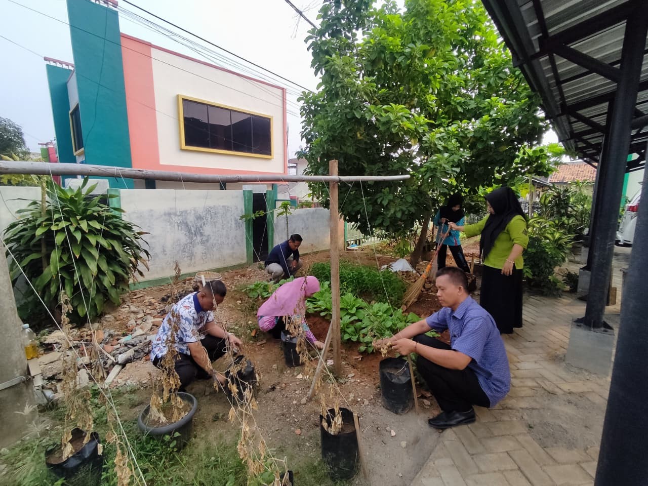 Jumat Bersih, Disdukcapil Kota Metro Bangun Lingkungan Kerja yang Nyaman dan Asri