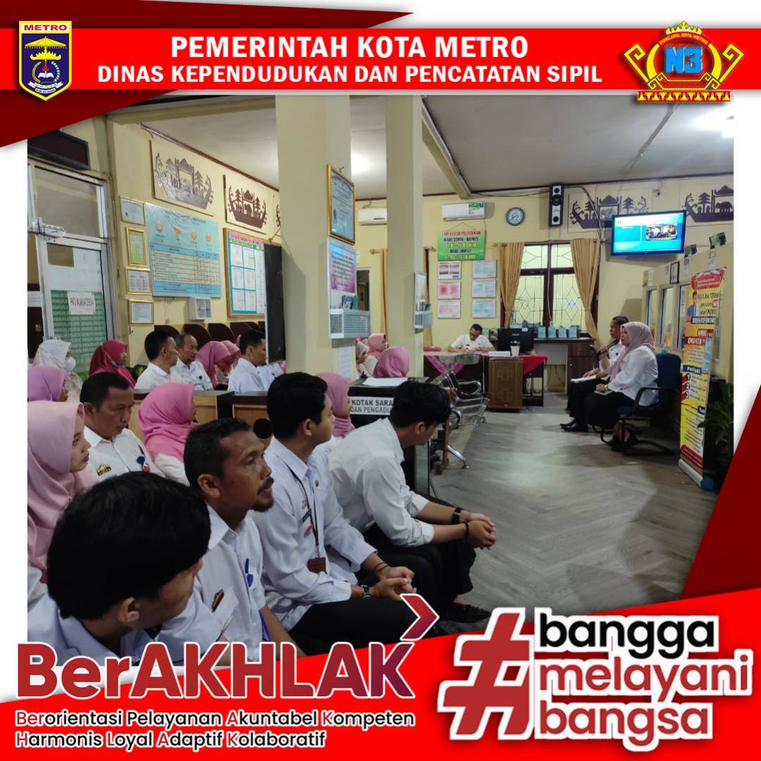 Briefing pagi dan koordinasi Pegawai Disdukcapil Kota Metro