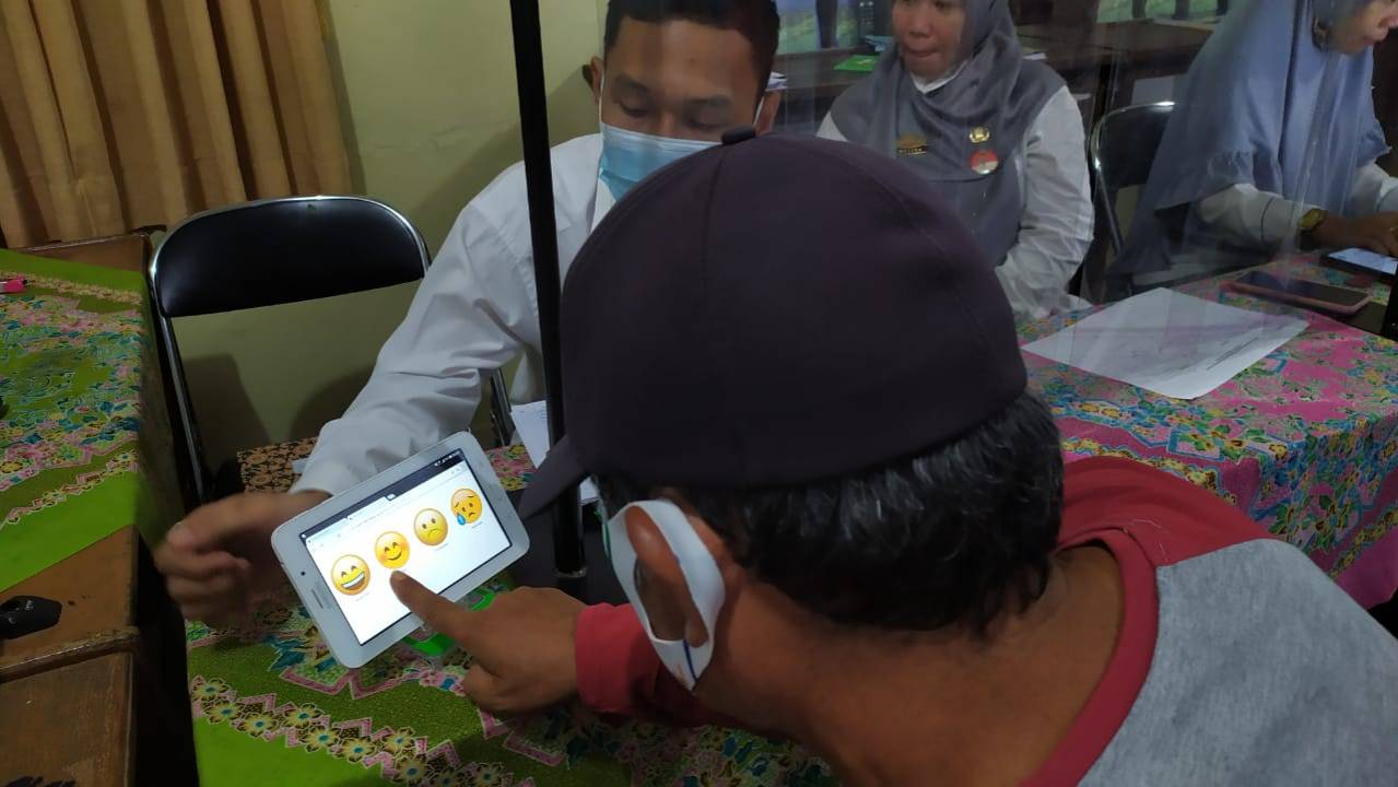 Warga mengisi Kuisioner Survey Kepuasan Masyarakat