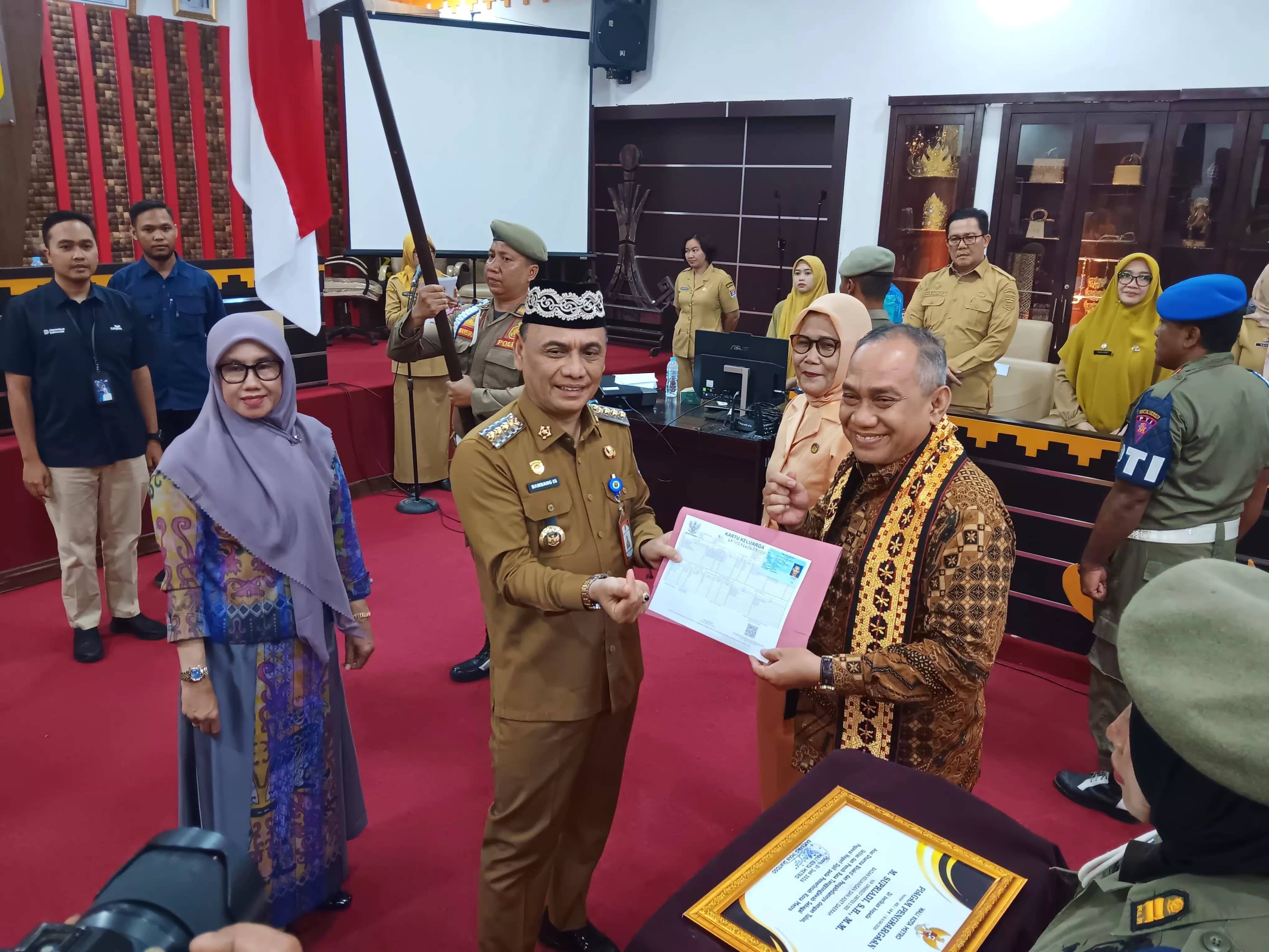 Pemerintah Kota Metro Lepas PNS Memasuki Masa Purna Bakti dan Serahkan Dokumen Kependudukan