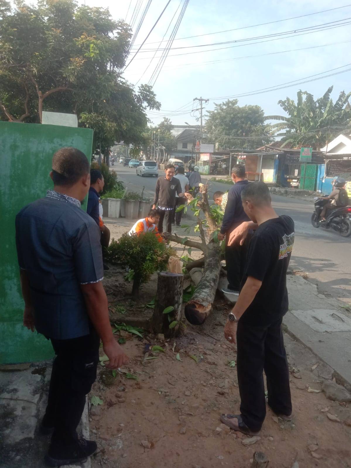 Jumat Bersih Penuh Aksi, Disdukcapil Metro Percantik Lingkungan Kantor