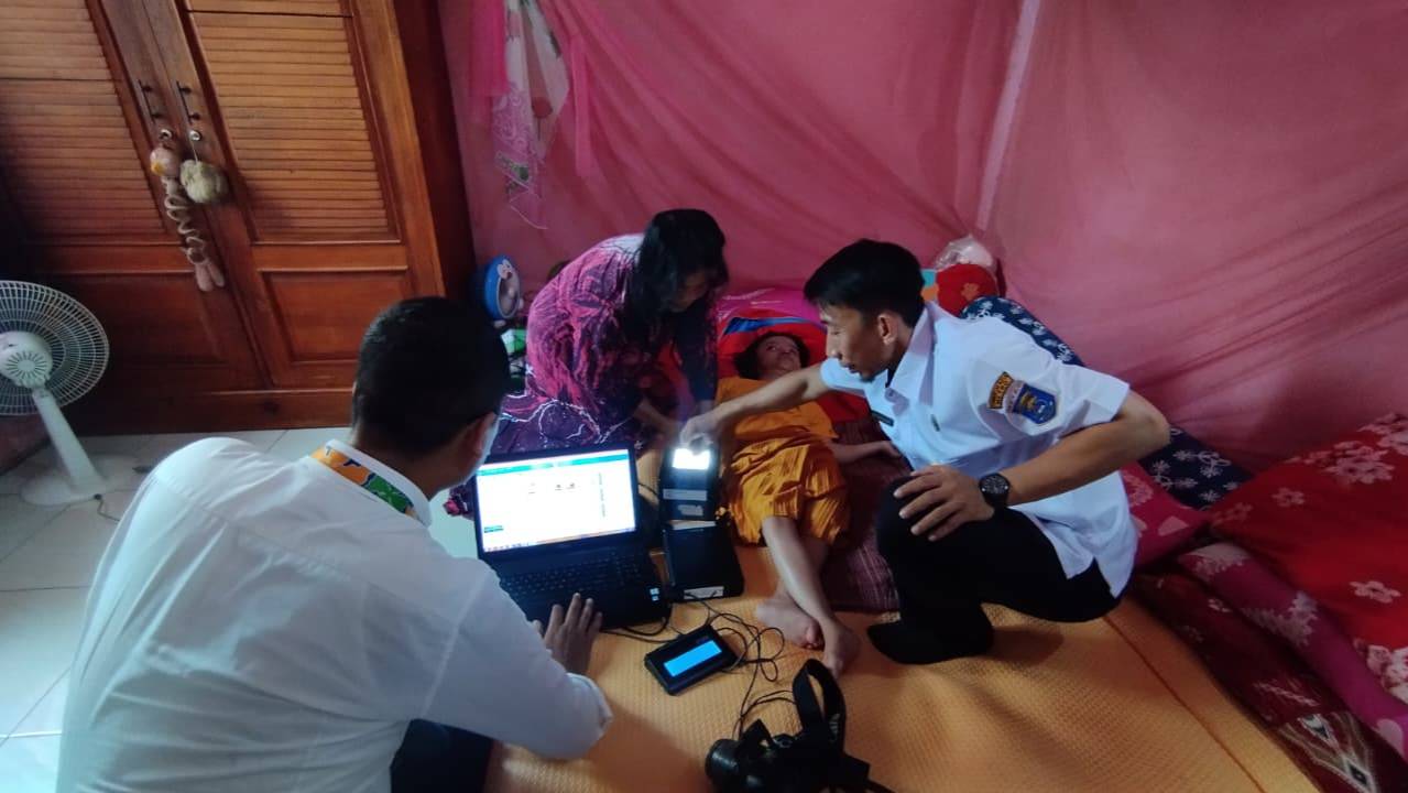 Wujud Kepedulian, Disdukcapil Metro Gelar Home Service Perekaman e-KTP bagi Warga Disabilitas di Karang Rejo