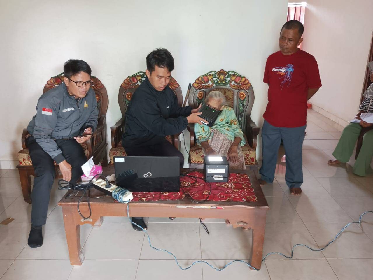 Dinas Dukcapil Kota Metro Rekam  Biometrik Lansia Banjarsari