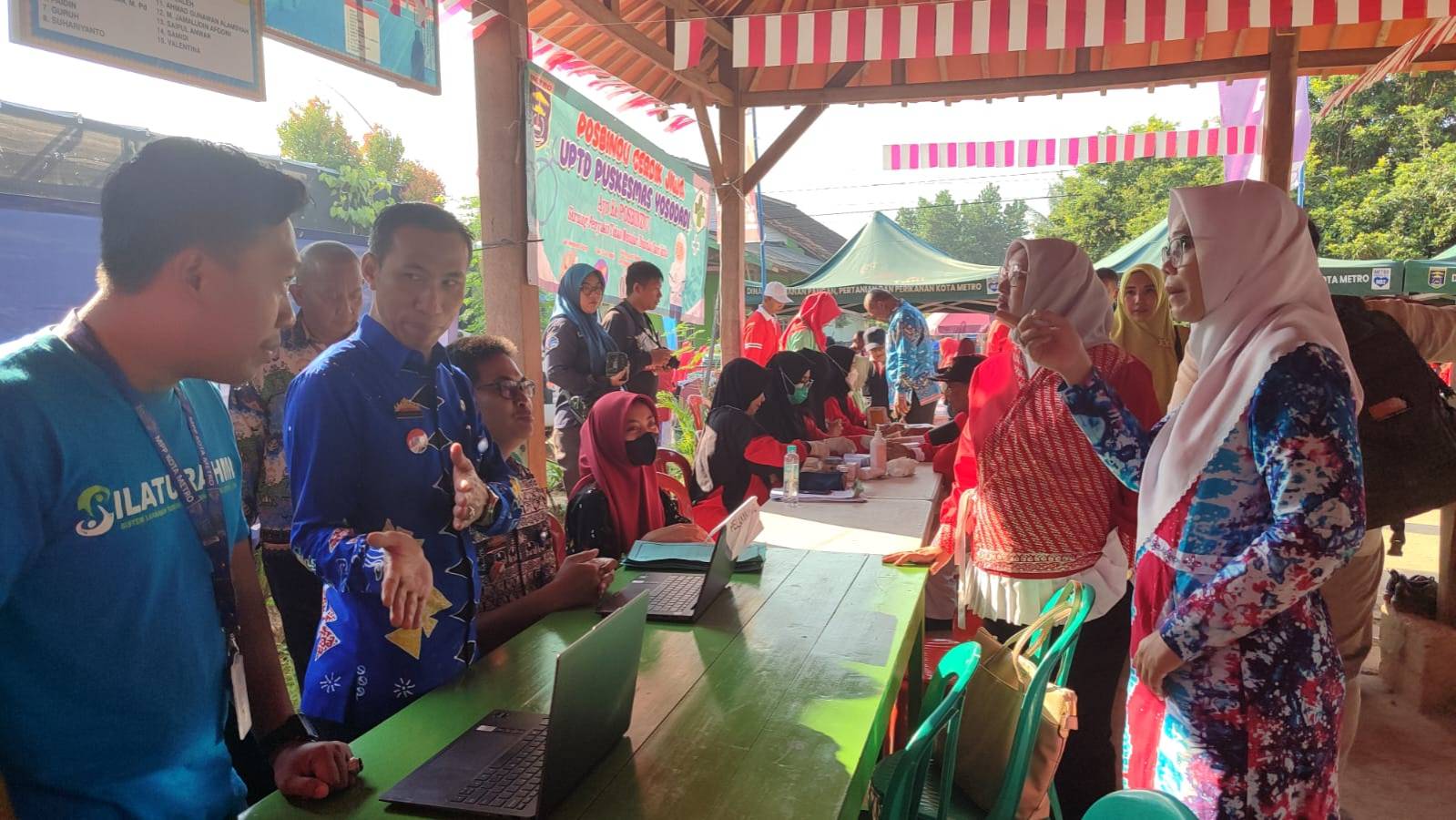 Warga Kampung Pengangguran Antusias Aktifkan IKD di Pasar Tani Agroceria Yosodadi