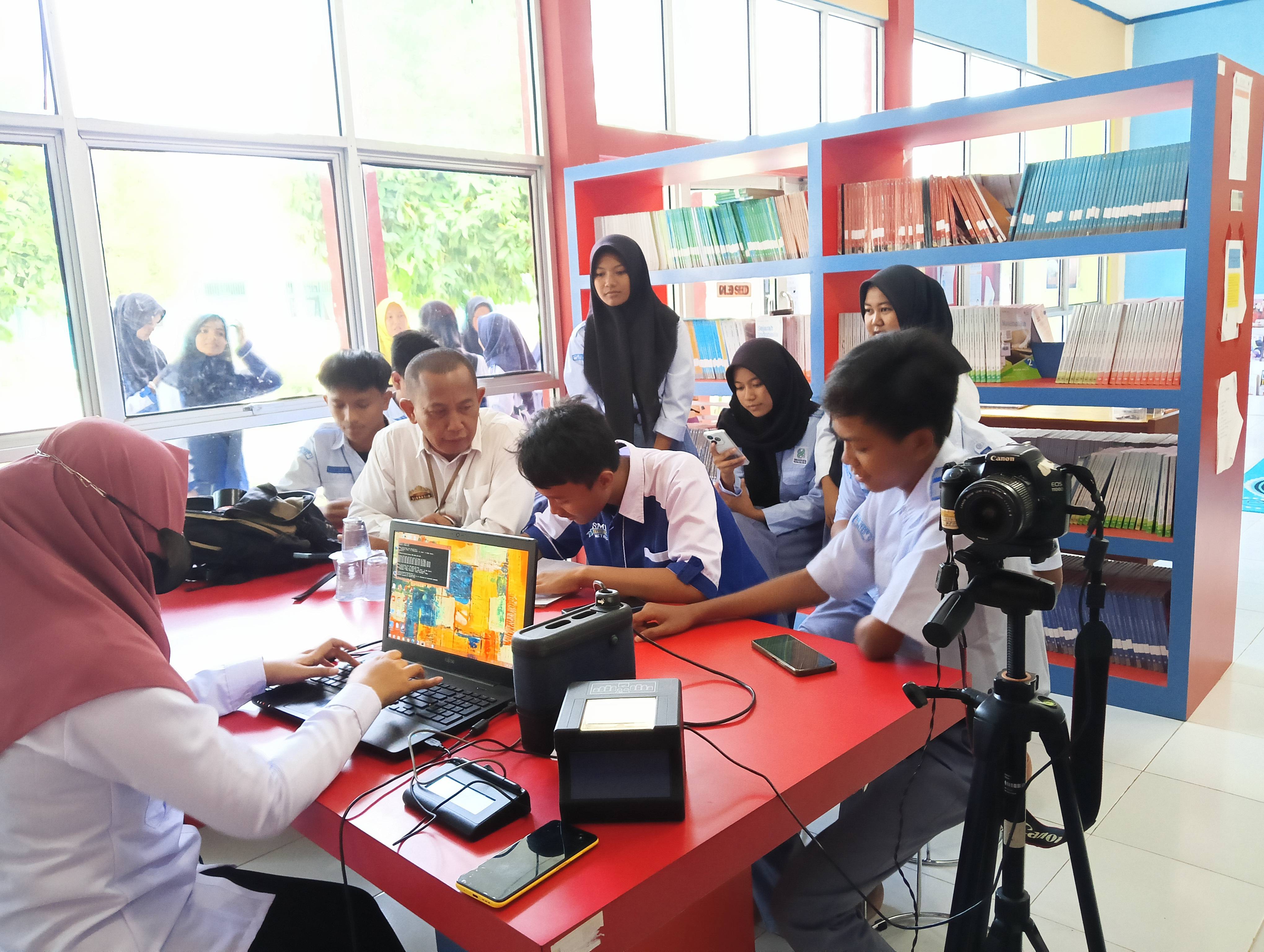 Perekaman KTP Pemula SMK Negeri 4 Kota Metro Ramai oleh Semangat Siswa