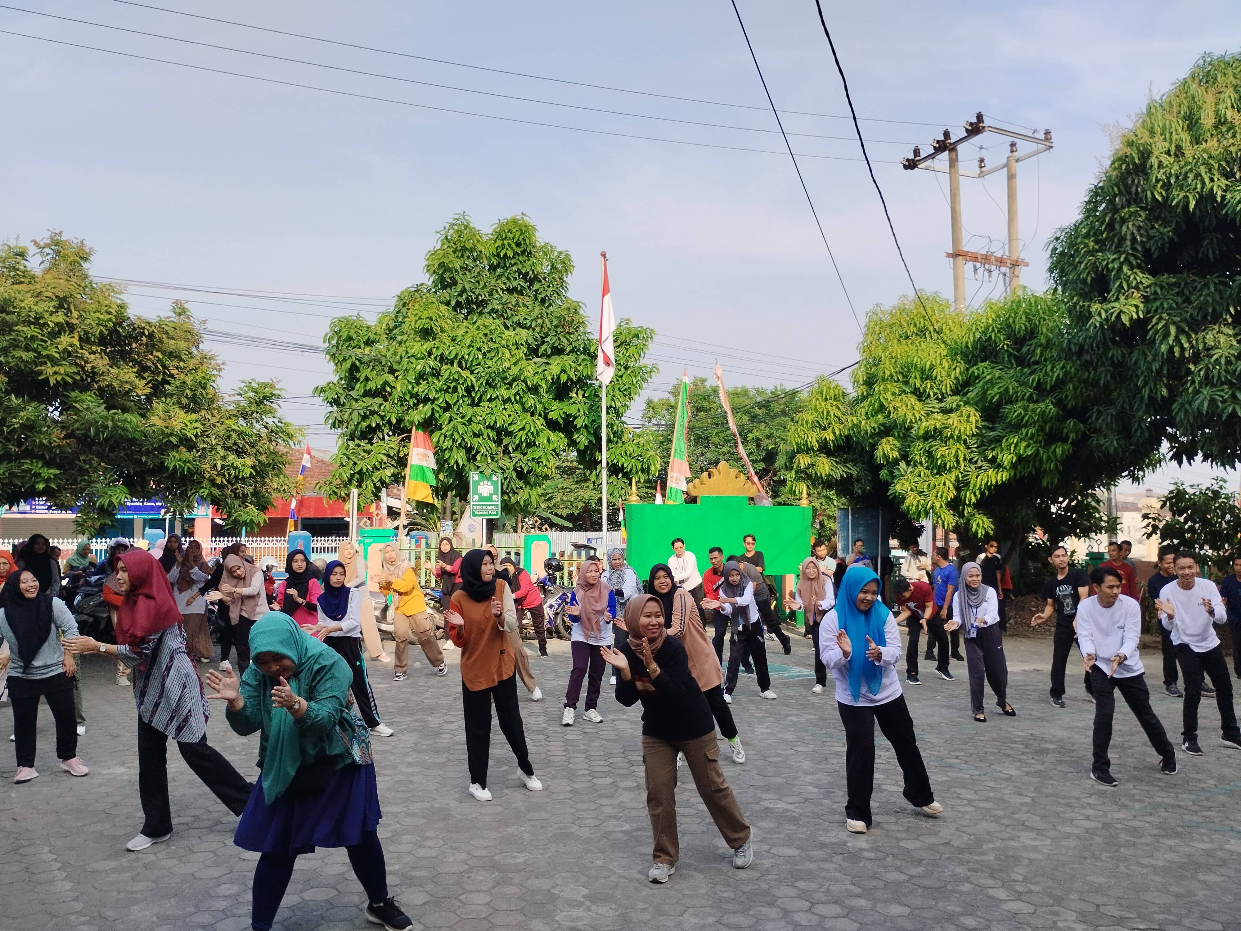 Awali Hari dengan Senyuman, Disdukcapil Metro Adakan Senam Pagi Ceria