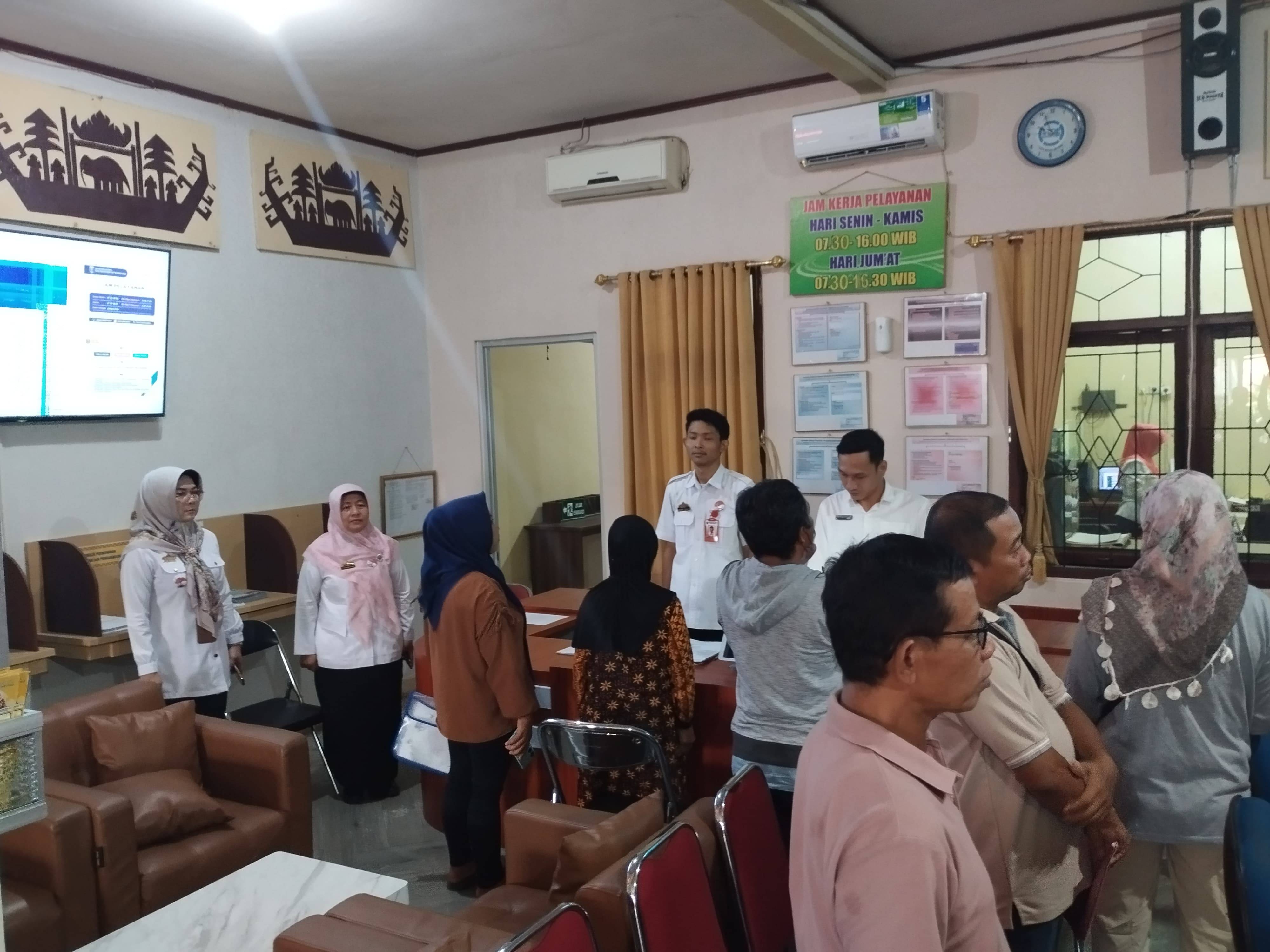 Tumbuhkan Rasa Nasionalisme, Disdukcapil Kota Metro Rutin Mendengarkan Naskah Pancasila