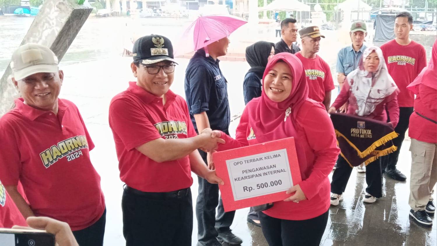 Penerimaan Penghargaan oleh Walikota Metro kepada Disdukcapil Kota Metro sebagai Pengawasan Kearsipan Intetnal Terbaik