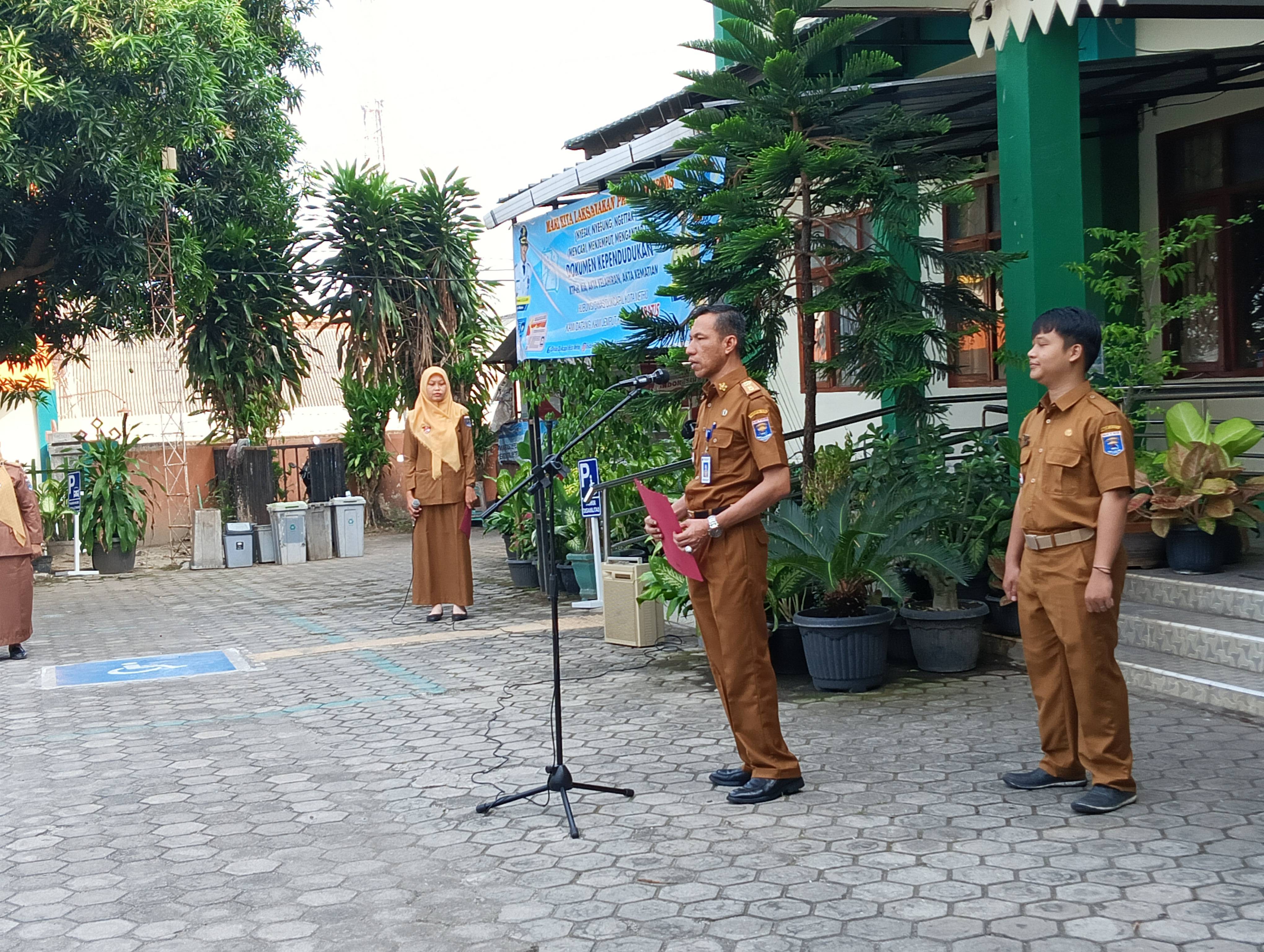 Sekretaris Pimpin Apel Mingguan Disdukcapil Metro Tekankan Disiplin dan Kinerja