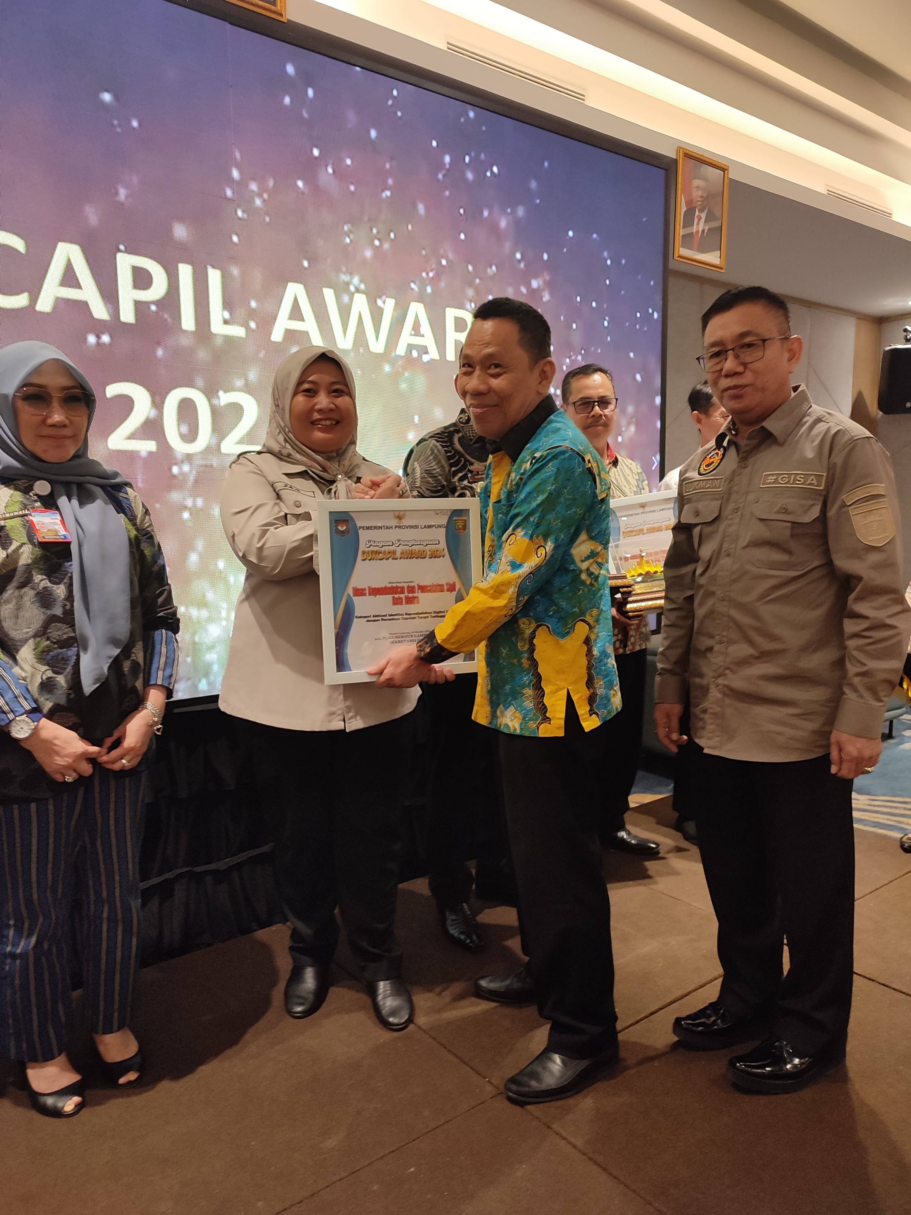 Penyerahan Piagam Penghargaan Dukcapil Award 2024