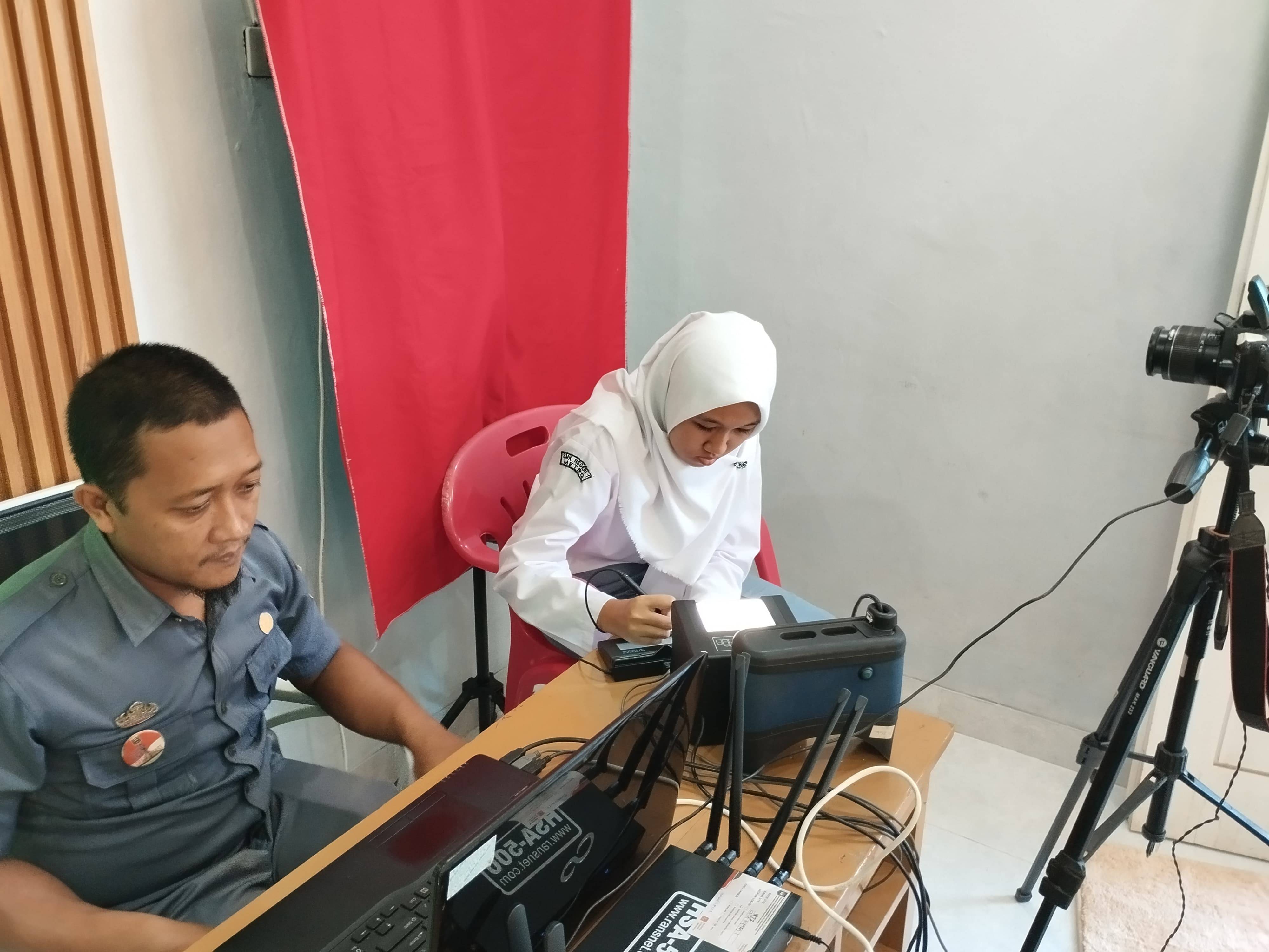 Disdukcapil Kota Metro Fasilitasi Perekaman dan Penyuluhan KTP  di SMK Negeri 1 Kota Metro
