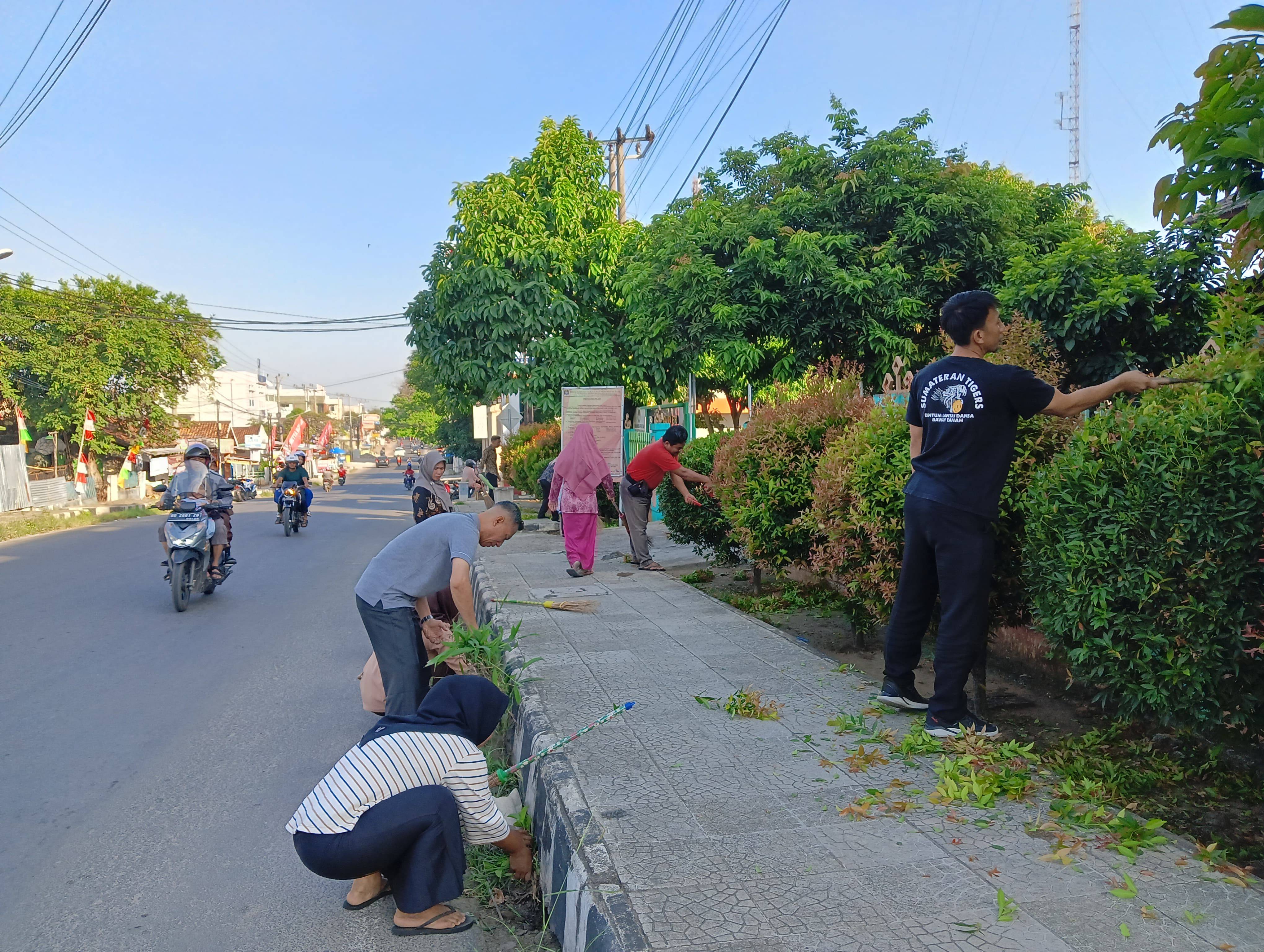 Giat Jum'at Bersih Disdukcapil Metro