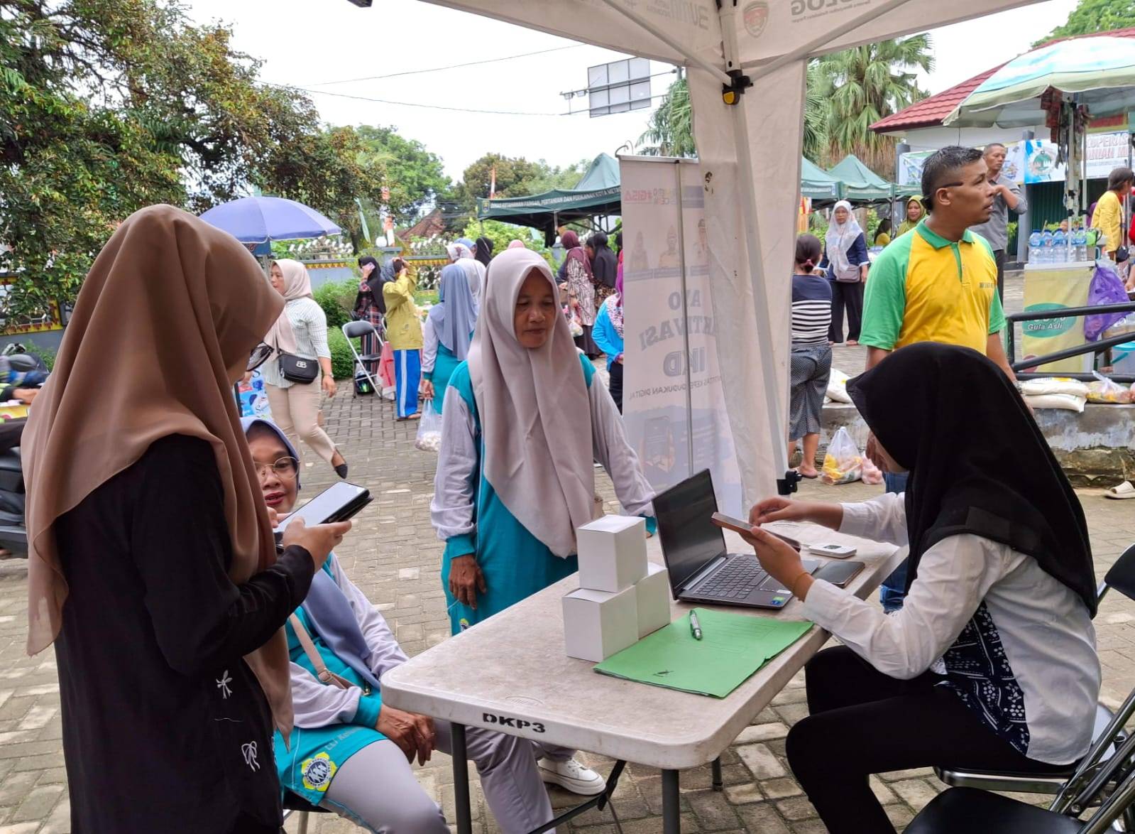 Jemput Bola Pelayanan Aktivasi IKD Pada Acara Pasar Tani Agroceria