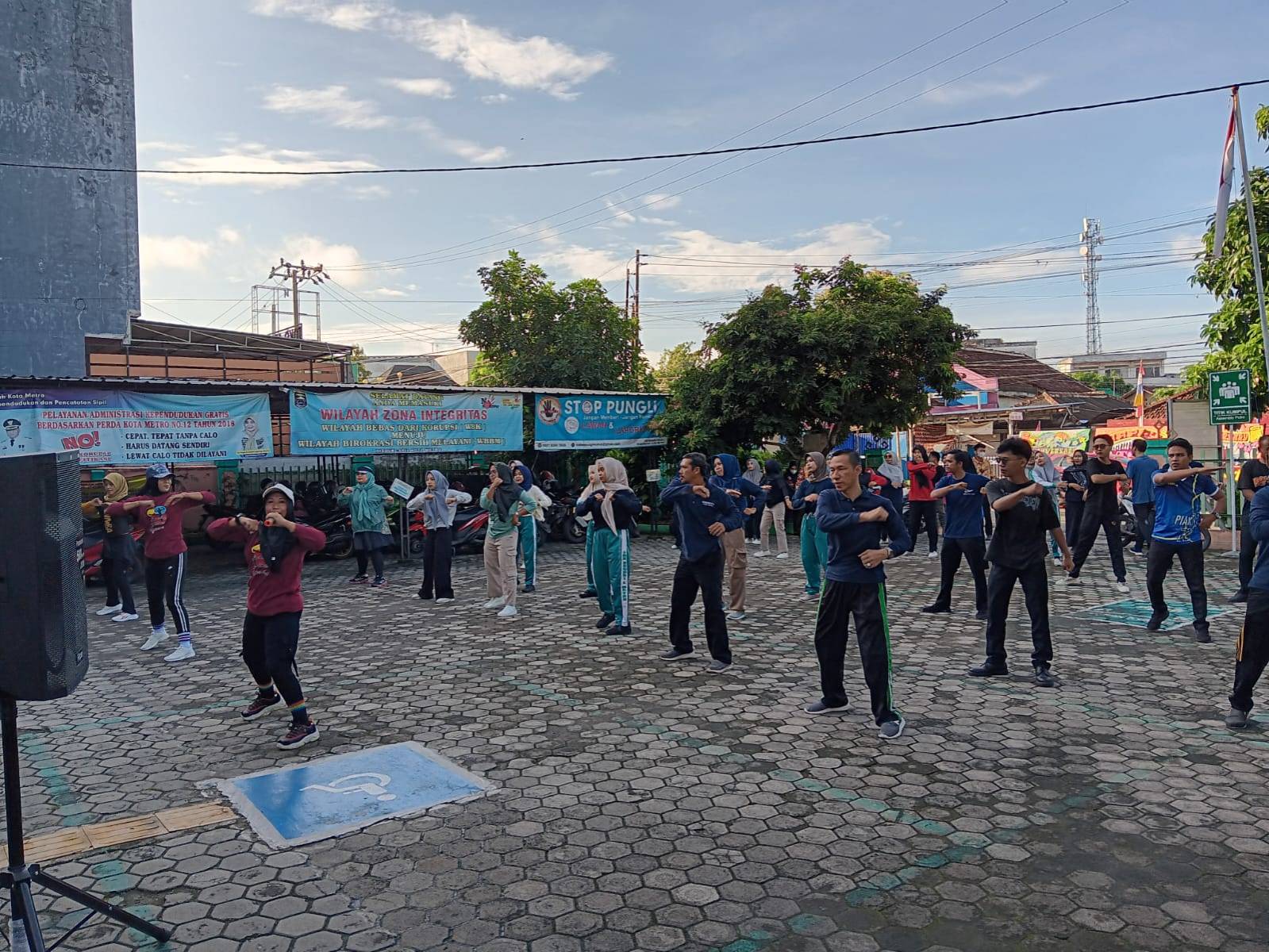 Akhir Tahun 2024, Dukcapil Metro Semangatkan Pegawai dengan Senam Pagi