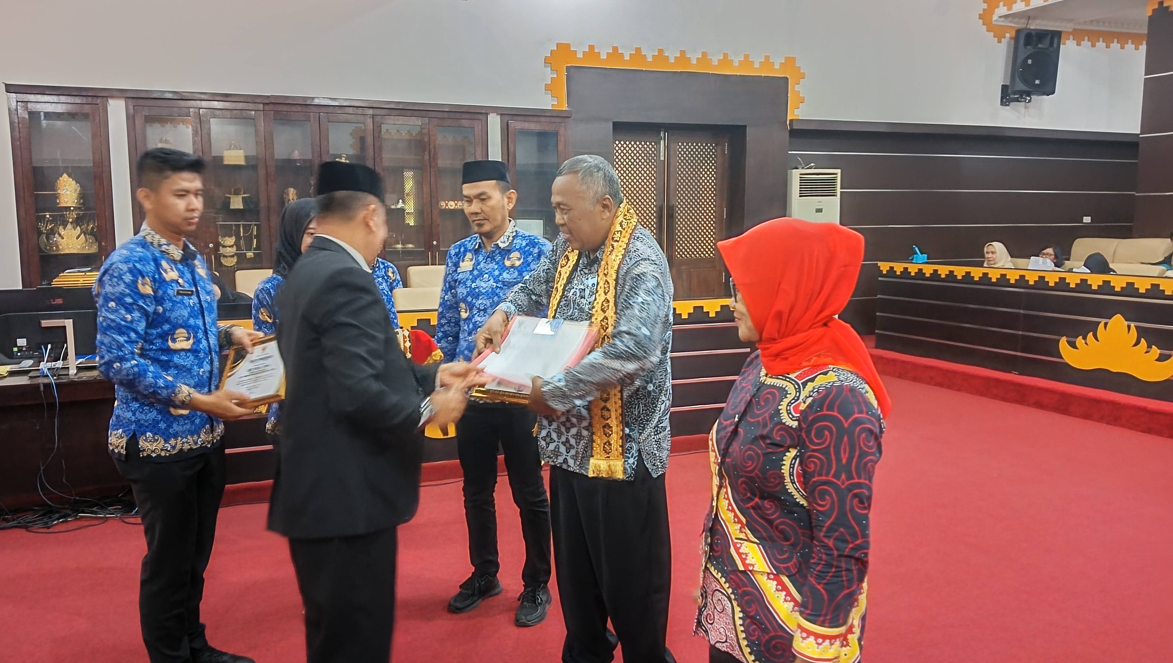 Penyerahan Piagam Penghargaan dan Dokumen Kependudukan dalam rangka pelaksanaan inovasi "MASDI" Memasuki Masa Purna Bakti Dokumen Kependudukan Langsung Jadi