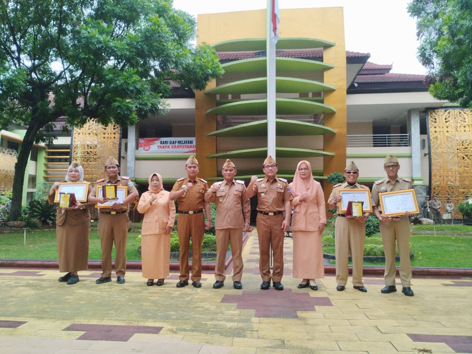 Apel Mingguan Pemkot Metro: Penghargaan AKIP dan Pelepasan Purna Bakti