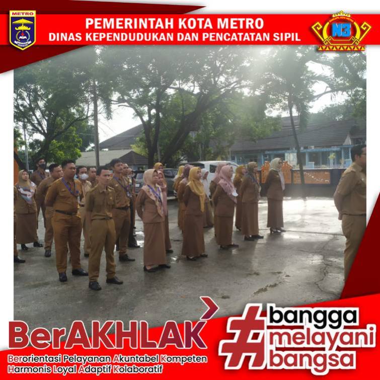 Pelaksanaan Apel Pagi Petugas Disdukcapil pada mal pelayanan publik Kota Metro