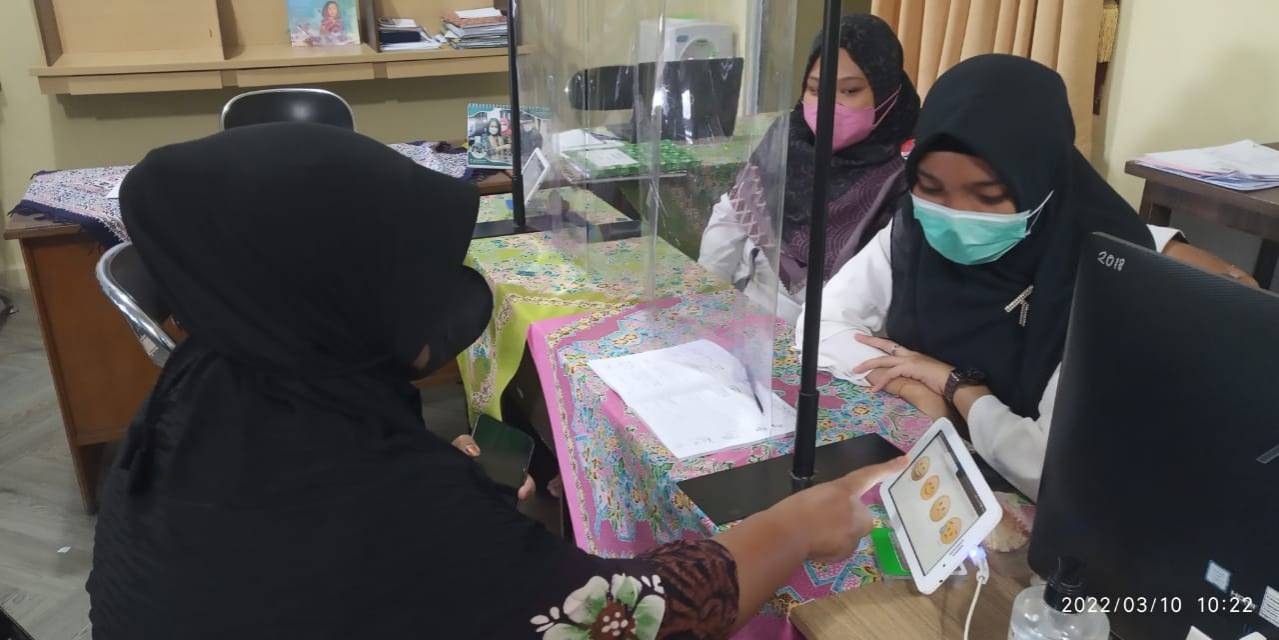 Warga mengisi Kuisioner Survey Kepuasan Masyarakat