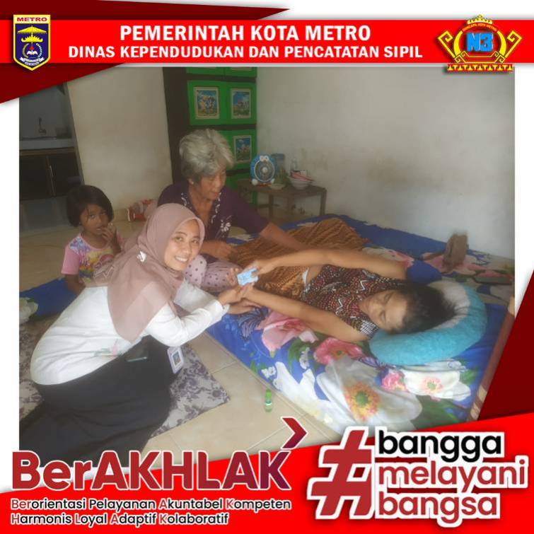 Penyerahan KTP dan Biodata WNI bagi Penyandang Orang Sakit