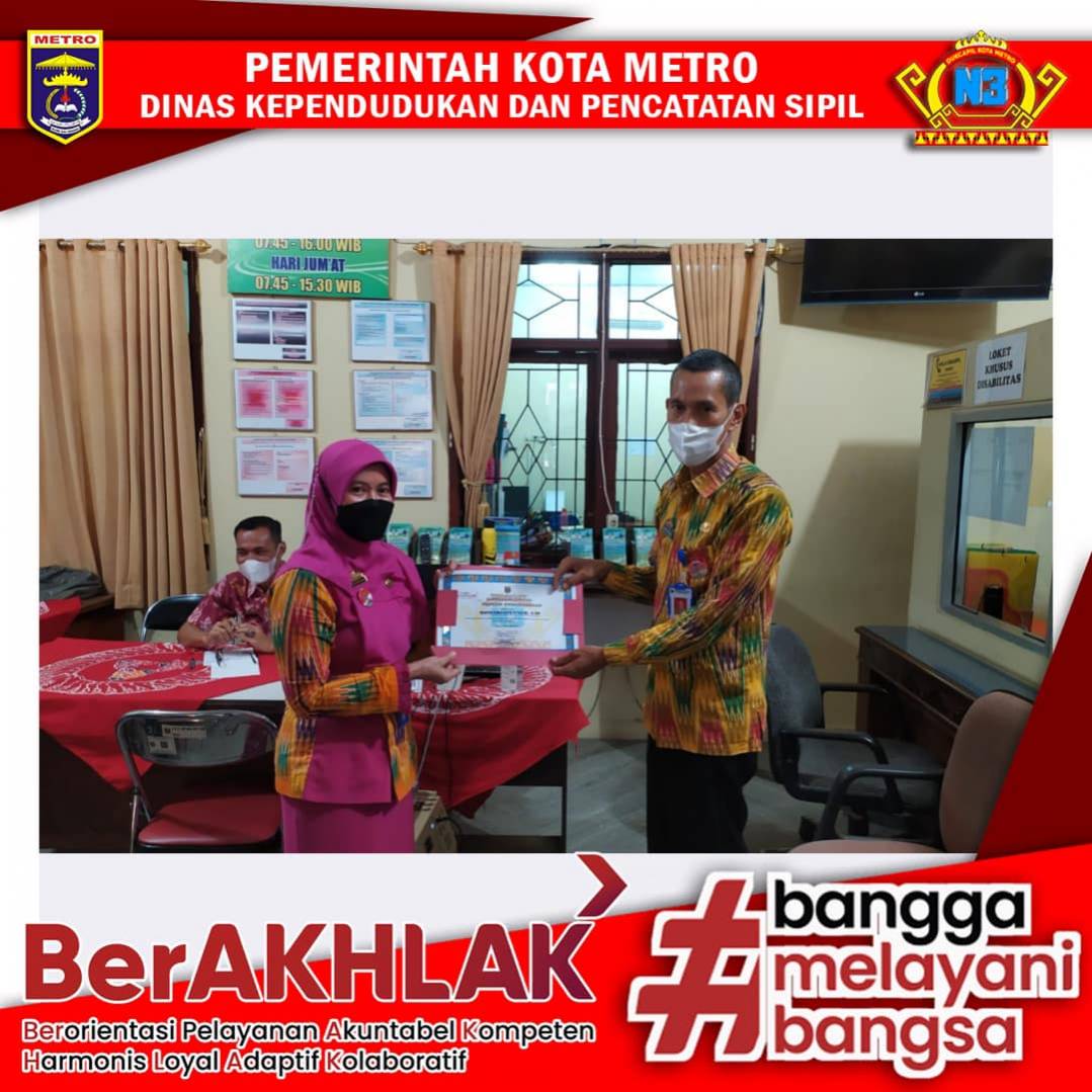 Rapat koordinasi staf dan pemberian piagam penghargaan pegawai
