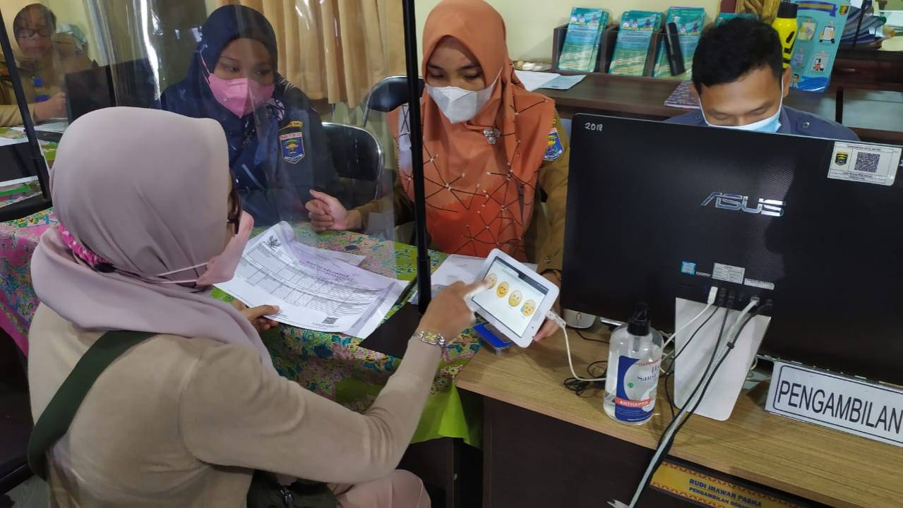 Warga mengisi Kuisioner Survey Kepuasan Masyarakat