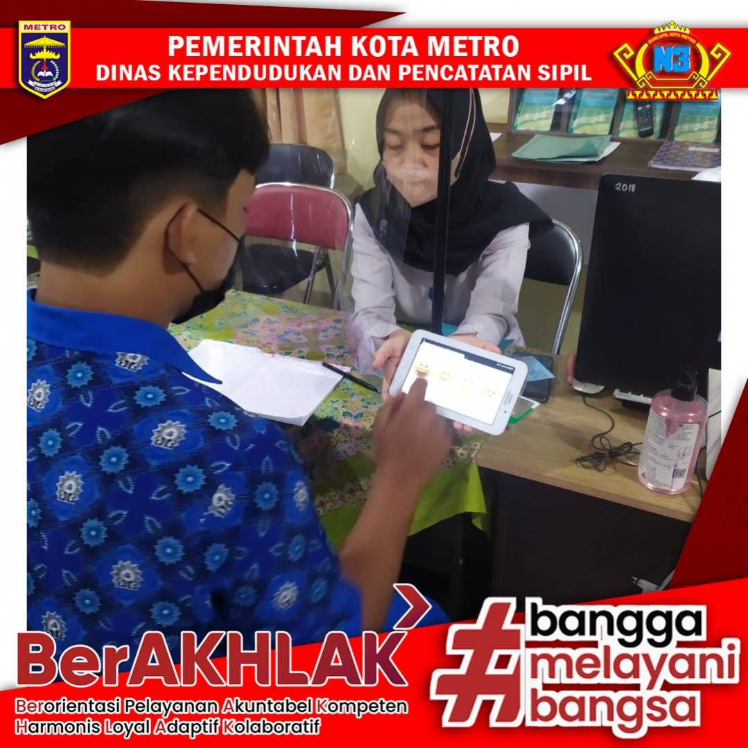 Warga mengisi Kuisioner Survey Kepuasan Masyarakat