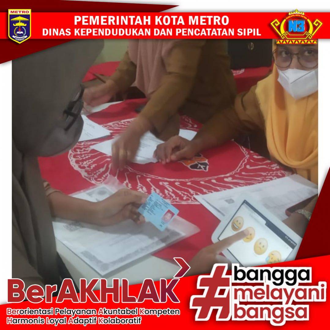 Warga mengisi Kuisioner Survey Kepuasan Masyarakat