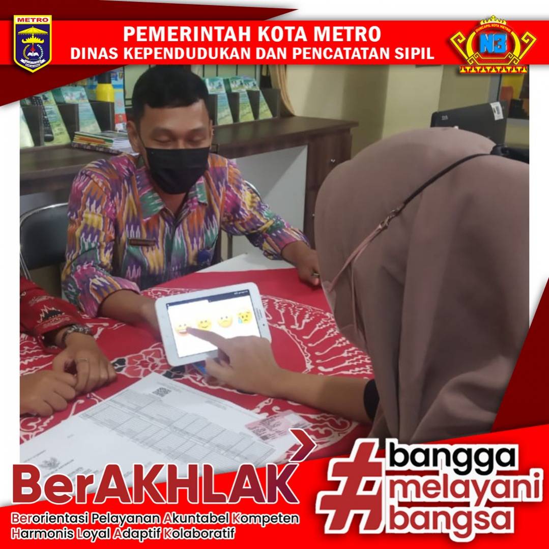 Warga mengisi Kuisioner Survey Kepuasan Masyarakat