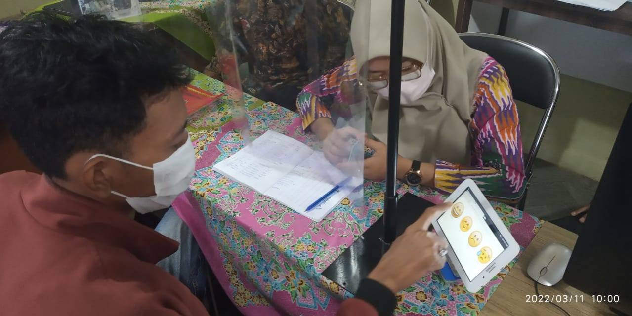 Warga mengisi Kuisioner Survey Kepuasan Masyarakat