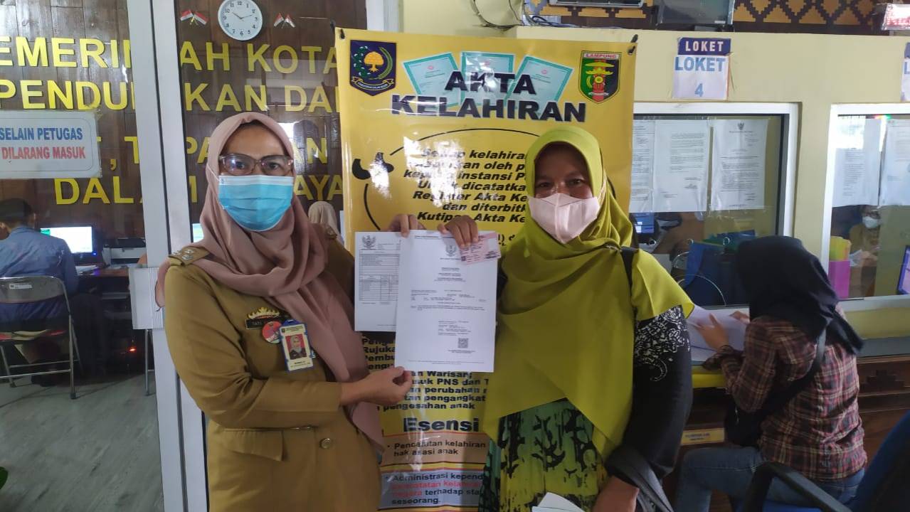 Penyerahan Dokumen Langsung Kepada Warga