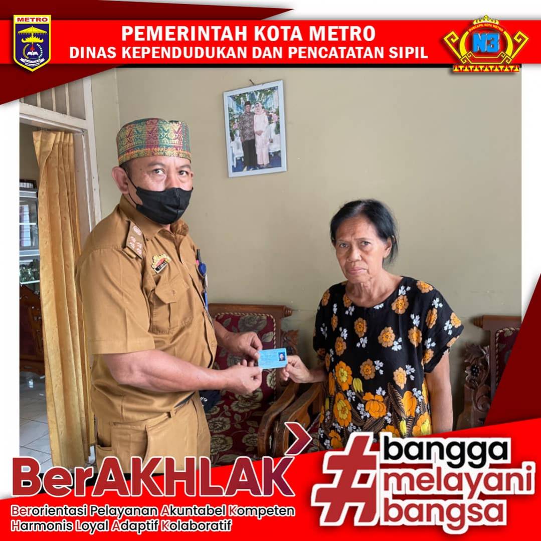 Penyerahan KTP-el langsung kepada warga Disabilitas