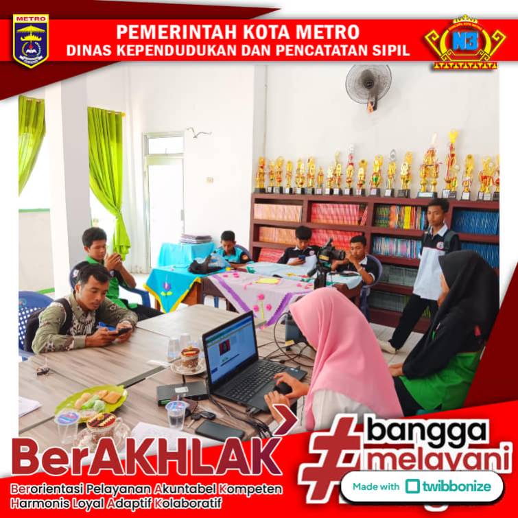 PEREKAMAN KTP-EL KELILING DAN AKTIVASI IKD KE SMK KARTIKATAMA KOTA METRO