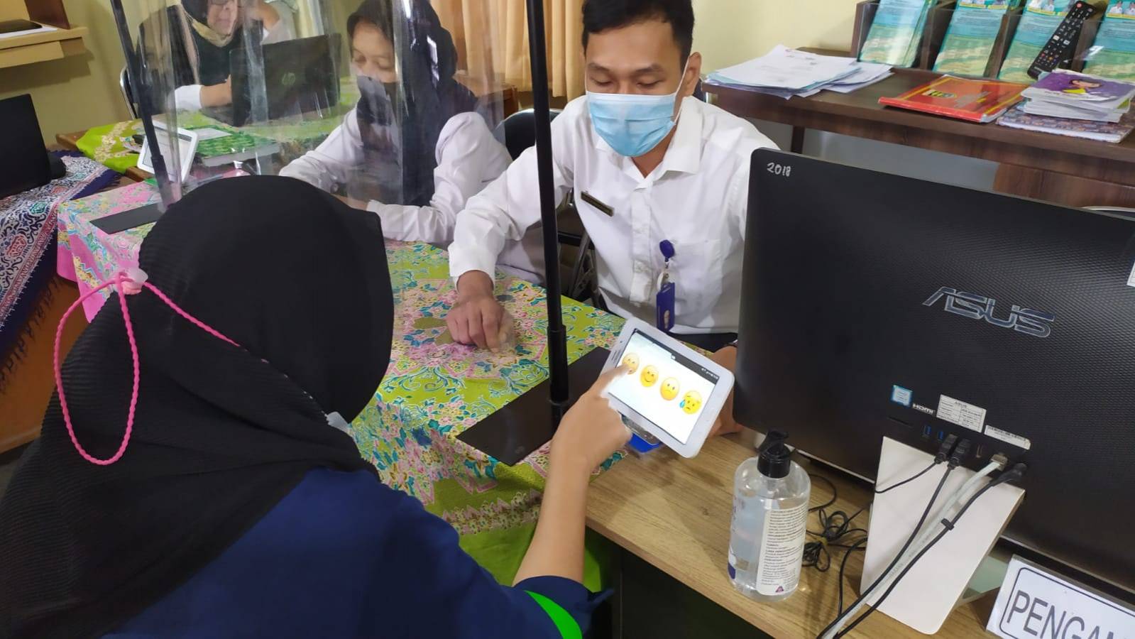 Warga mengisi Kuisioner Survey Kepuasan Masyarakat