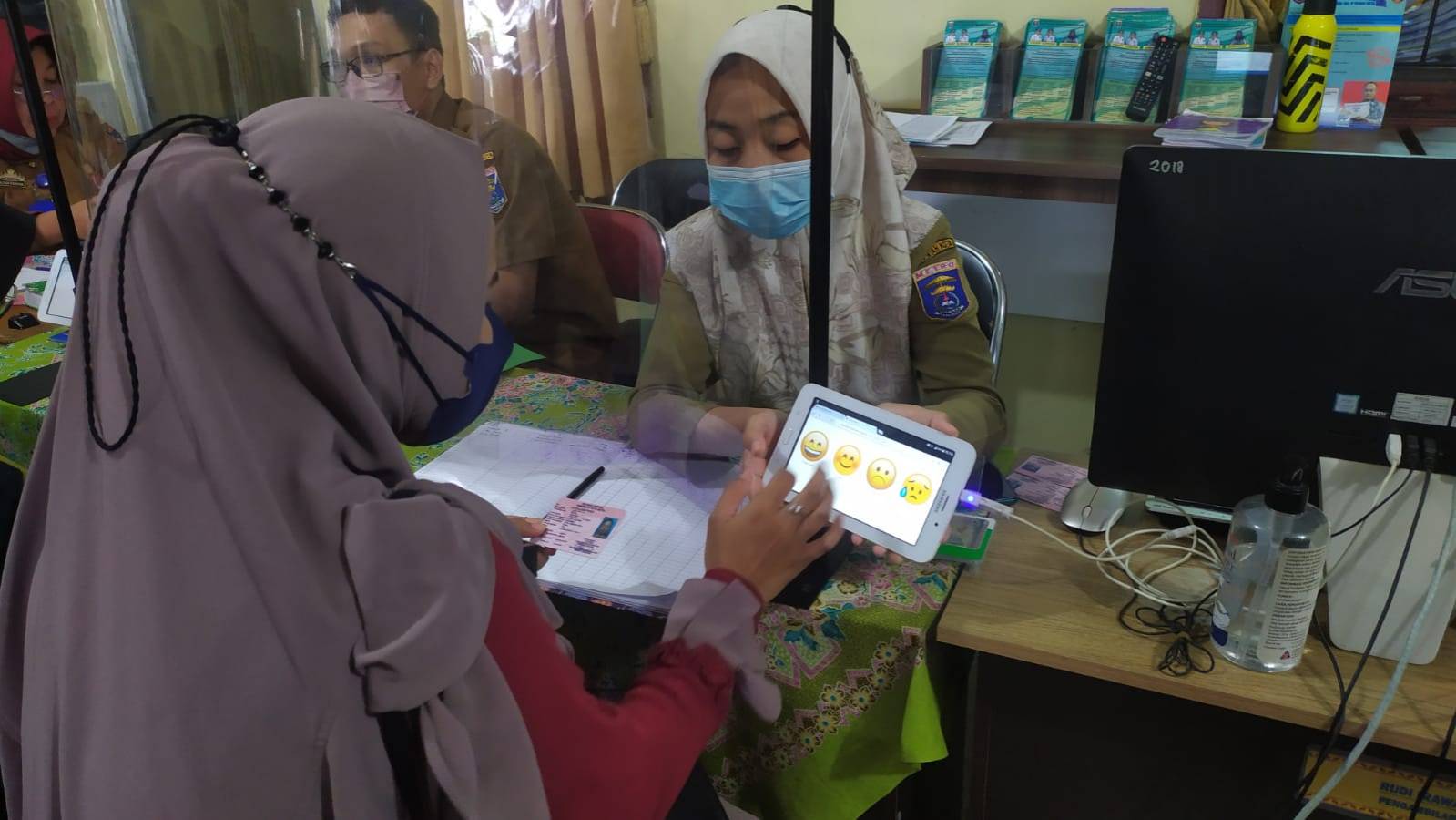 Warga mengisi Kuisioner Survey Kepuasan Masyarakat