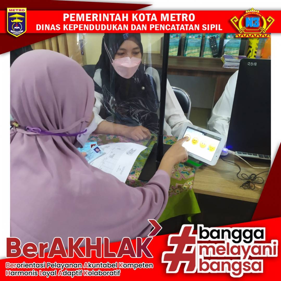 Warga mengisi Kuisioner Survey Kepuasan Masyarakat