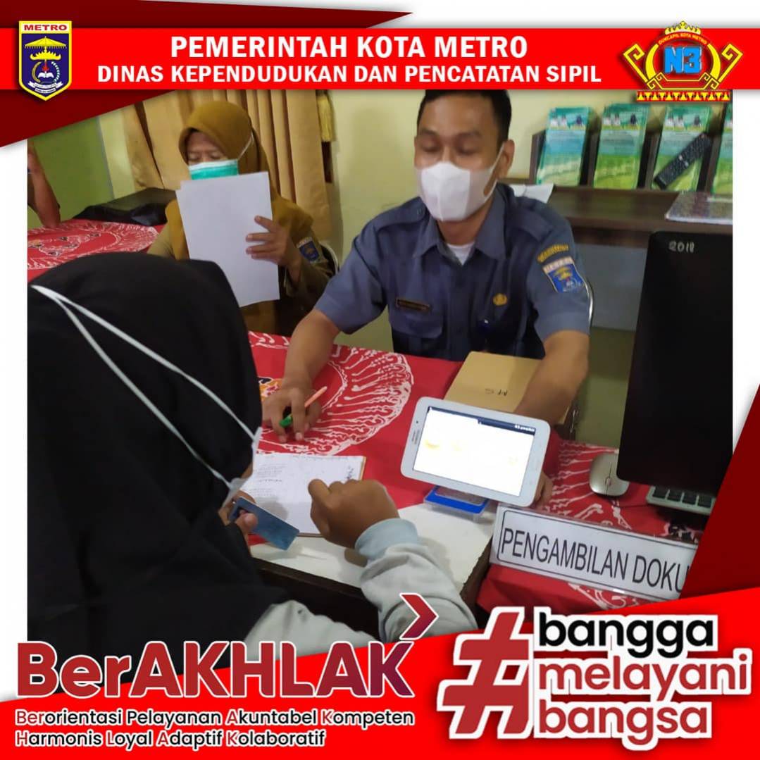 Warga mengisi Kuisioner Survey Kepuasan Masyarakat
