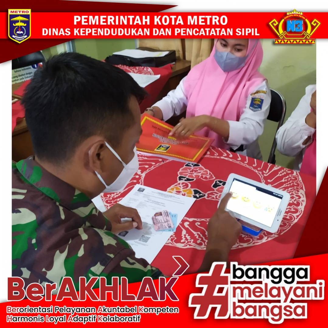 Warga mengisi Kuisioner Survey Kepuasan Masyarakat