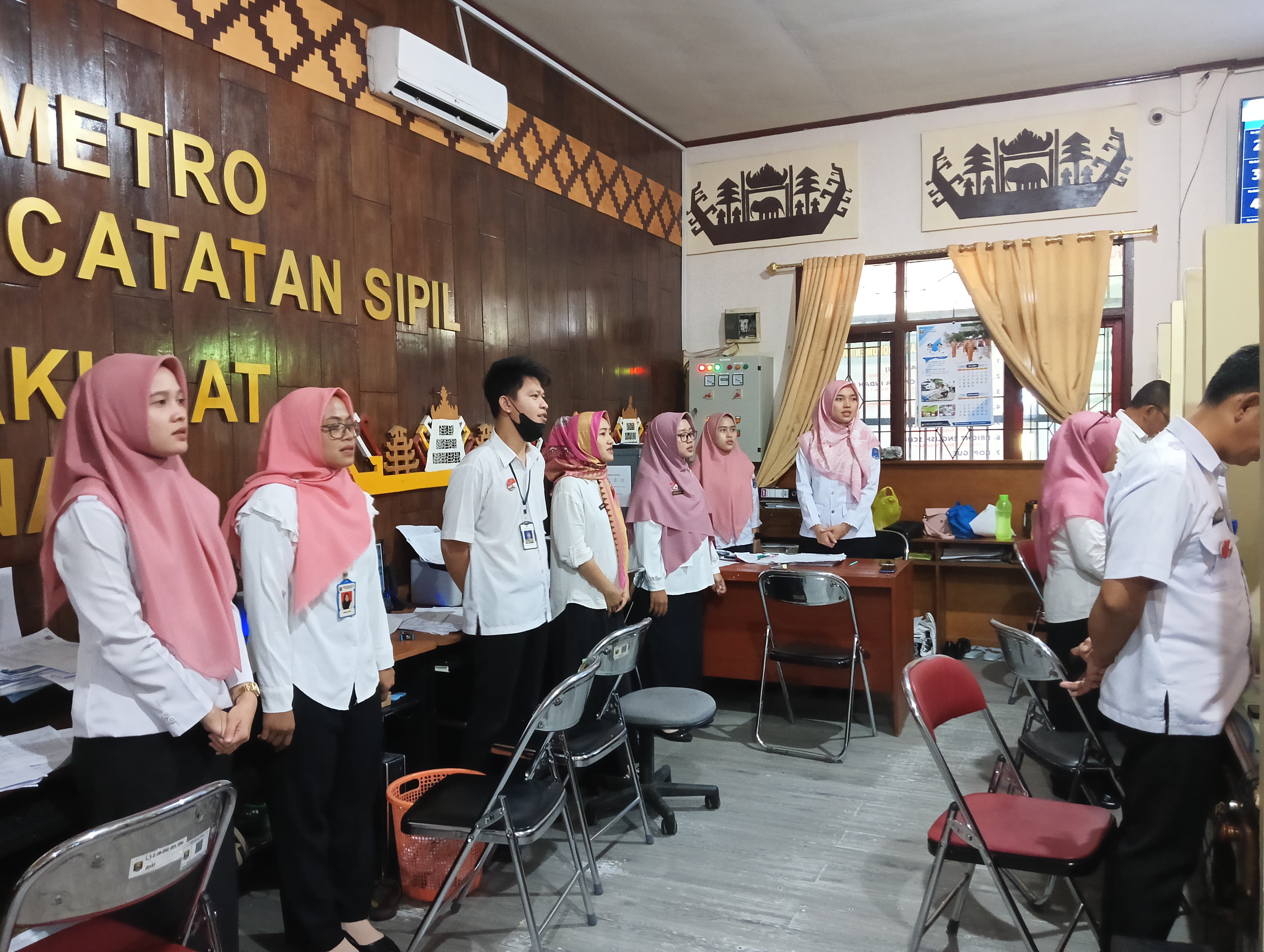 Menyanyikan Lagu Kebangsaan Indonesia Raya