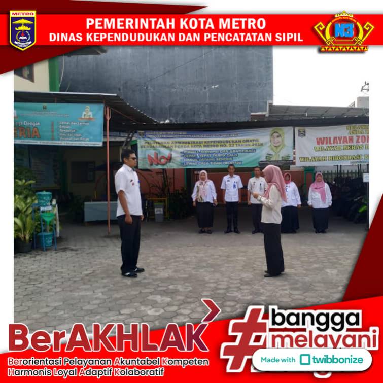 Pelaksanaan Apel Pagi Disdukcapil Kota Metro