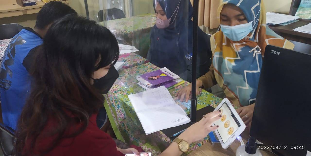 Warga mengisi Kuisioner Survey Kepuasan Masyarakat
