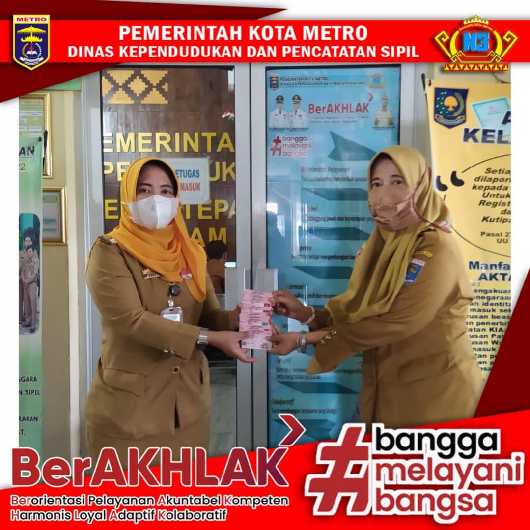 Disdukcapil Kota Metro melakukan Penyerahan Kartu Identitas Anak (KIA)