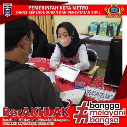 Warga mengisi Kuisioner Survey Kepuasan Masyarakat