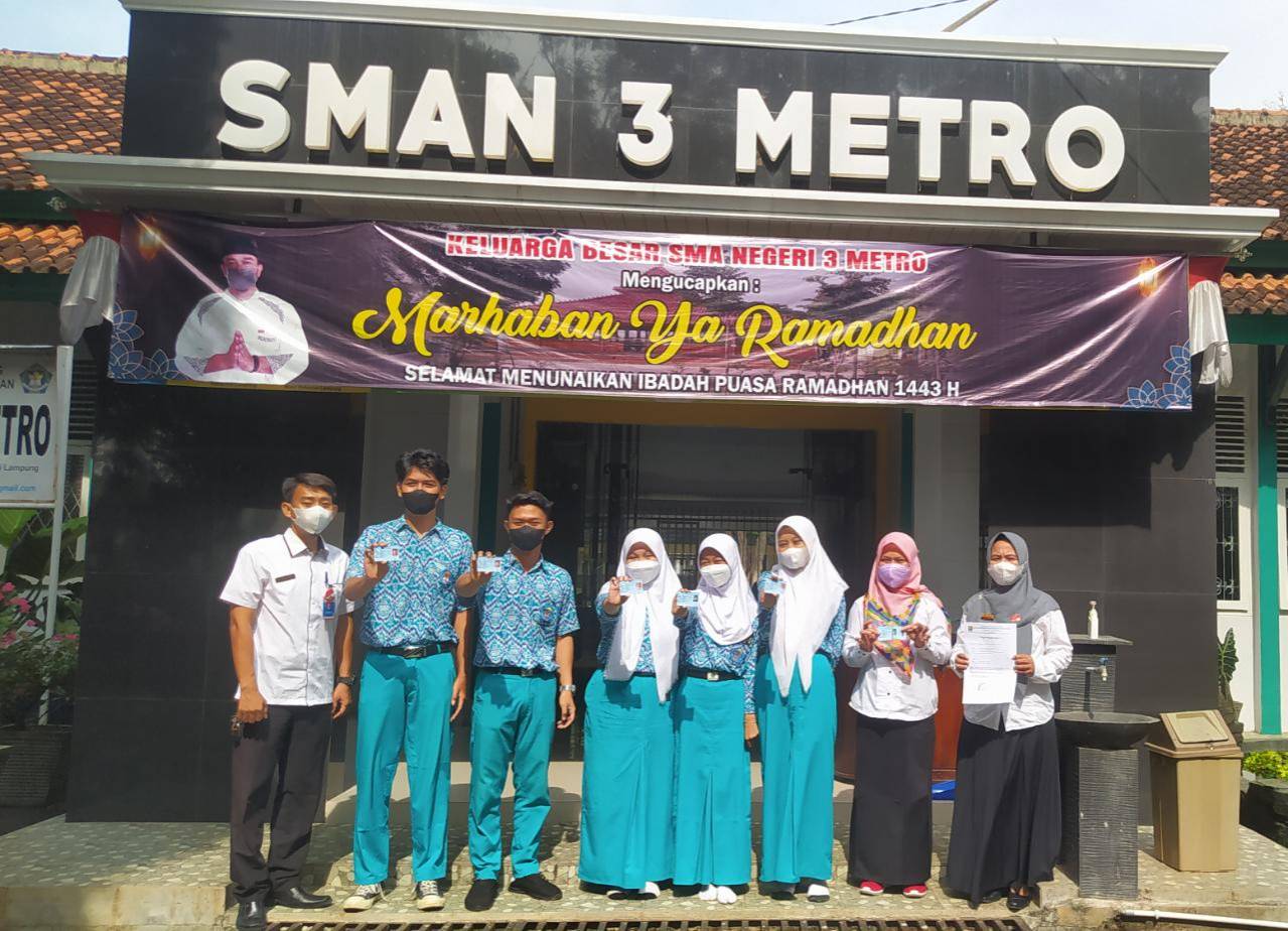 Penyerahan KTP-el ke Sekolah