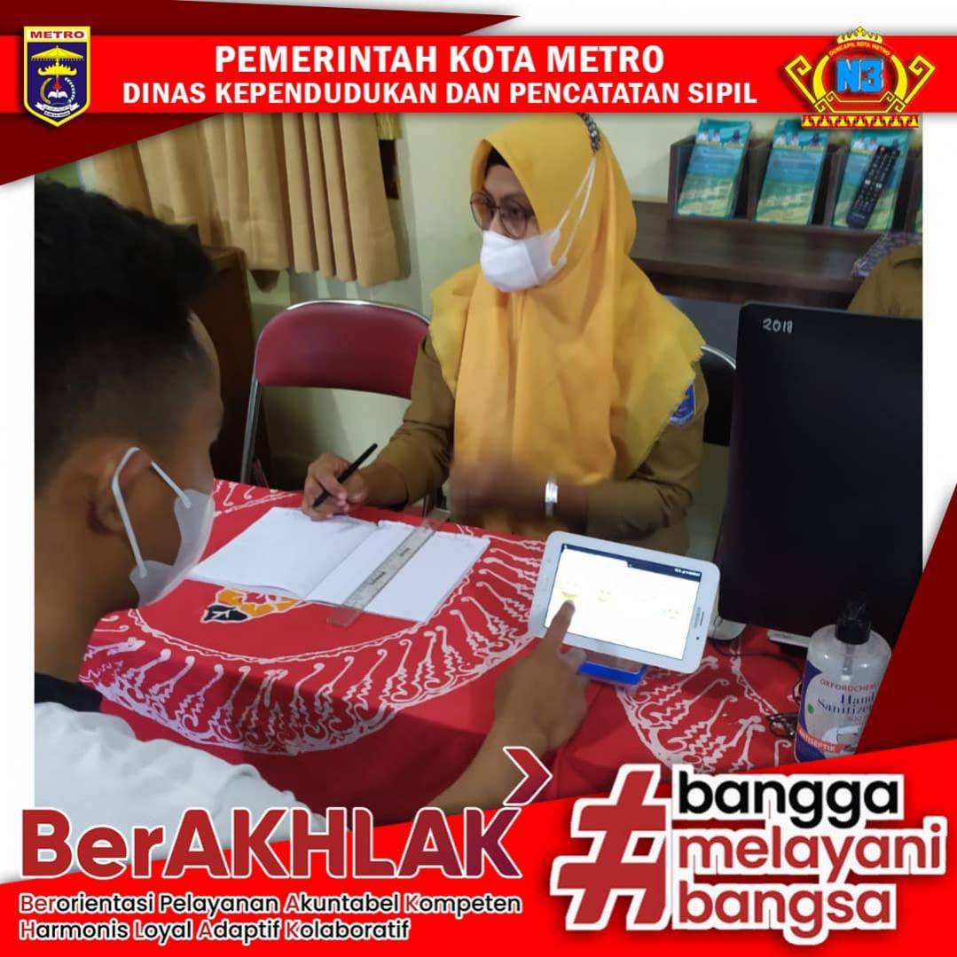 Warga mengisi Kuisioner Survey Kepuasan Masyarakat