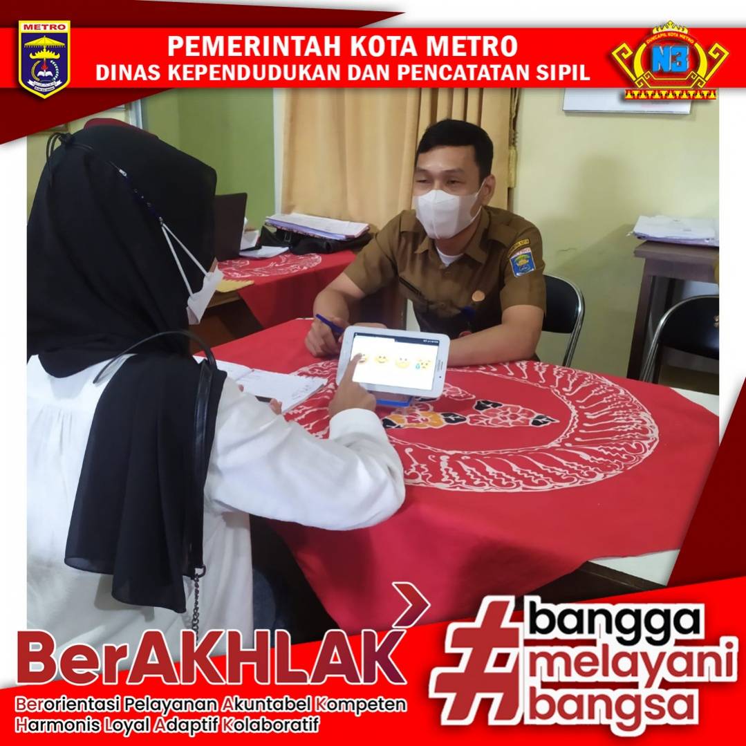Warga mengisi Kuisioner Survey Kepuasan Masyarakat