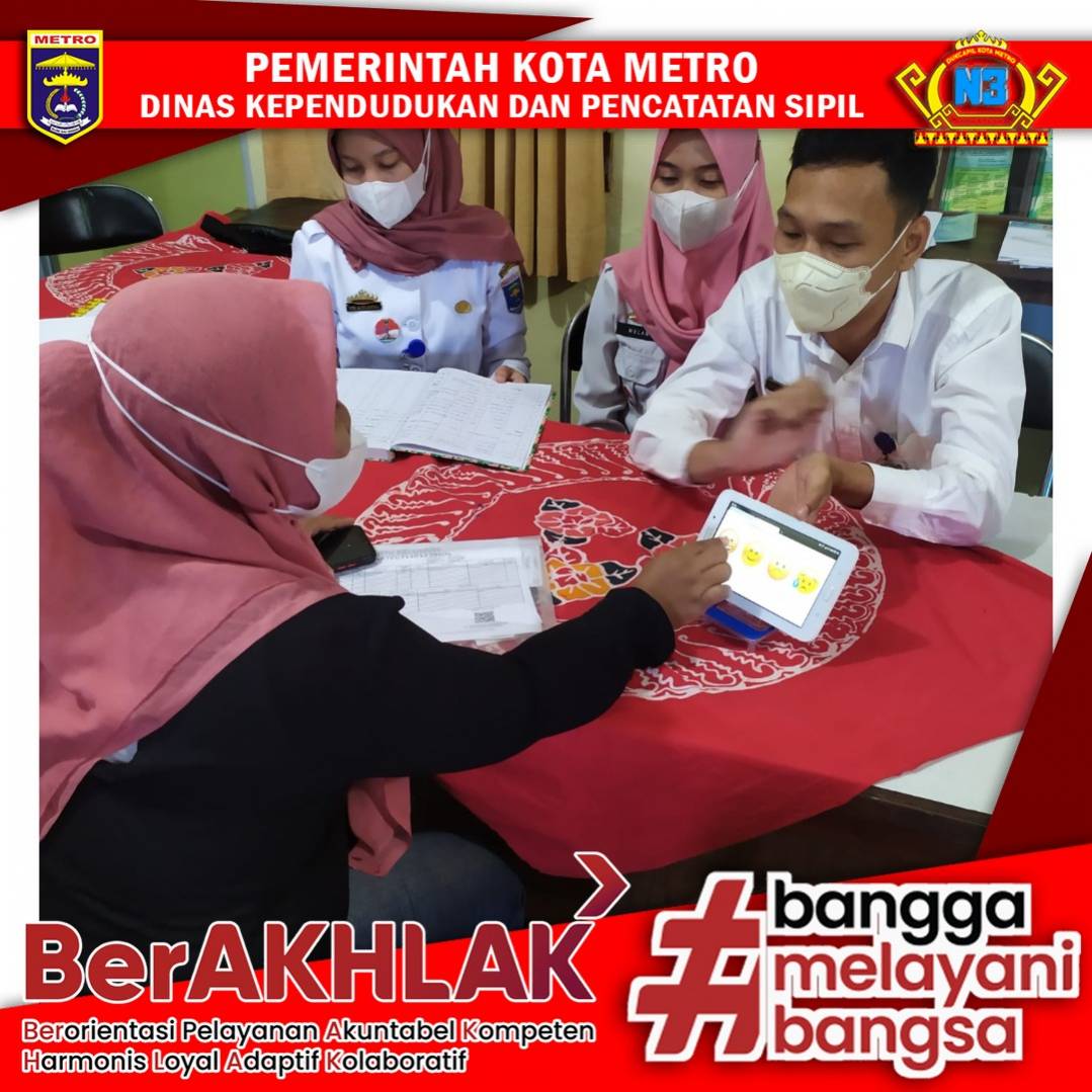 Warga mengisi Kuisioner Survey Kepuasan Masyarakat