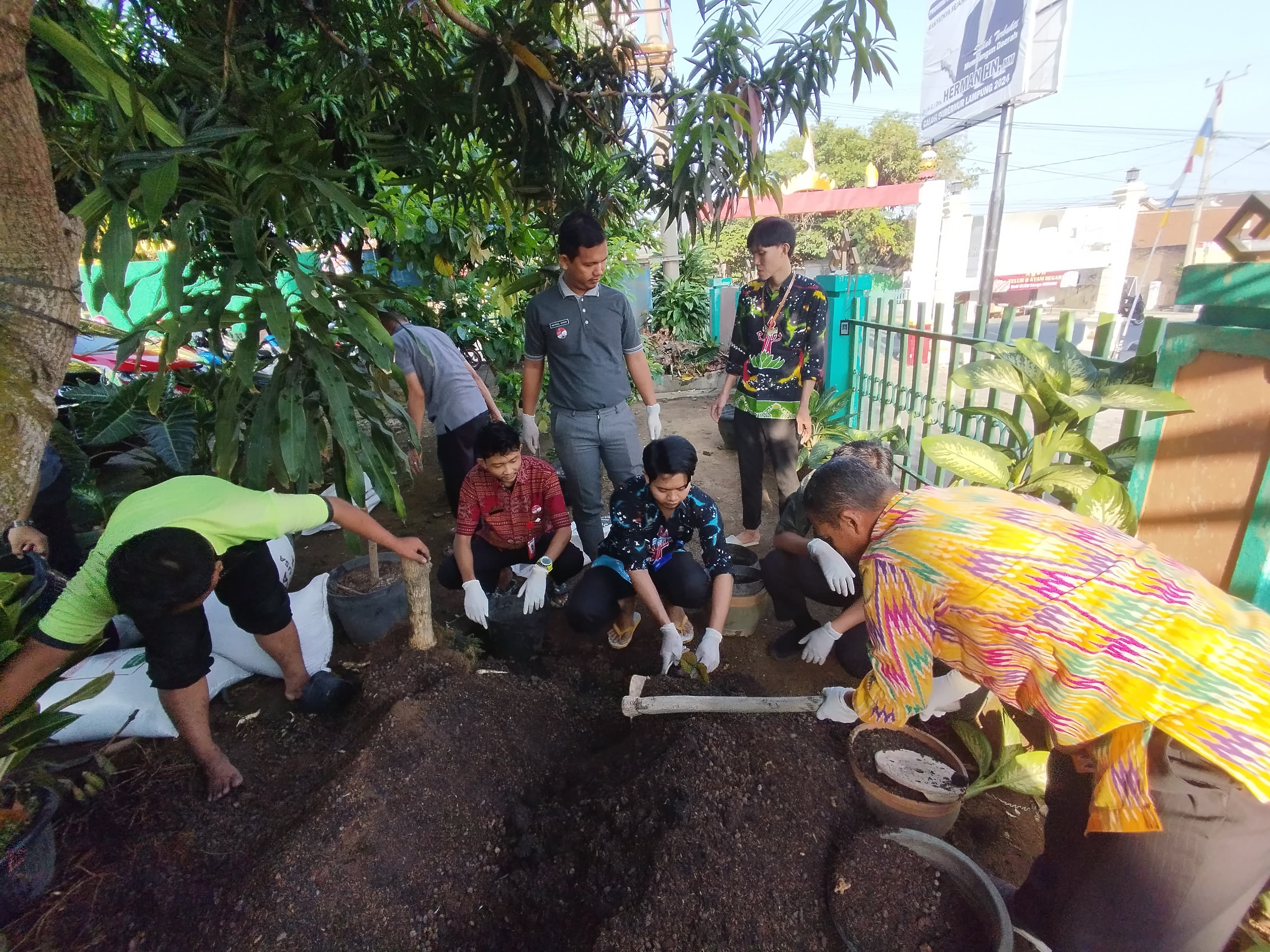 Disdukcapil Kota Metro Laksanakan Jumat Bersih dan Kerja Bakti